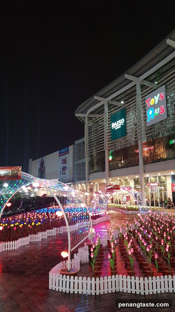 Nighttime illumination display outside a shopping center