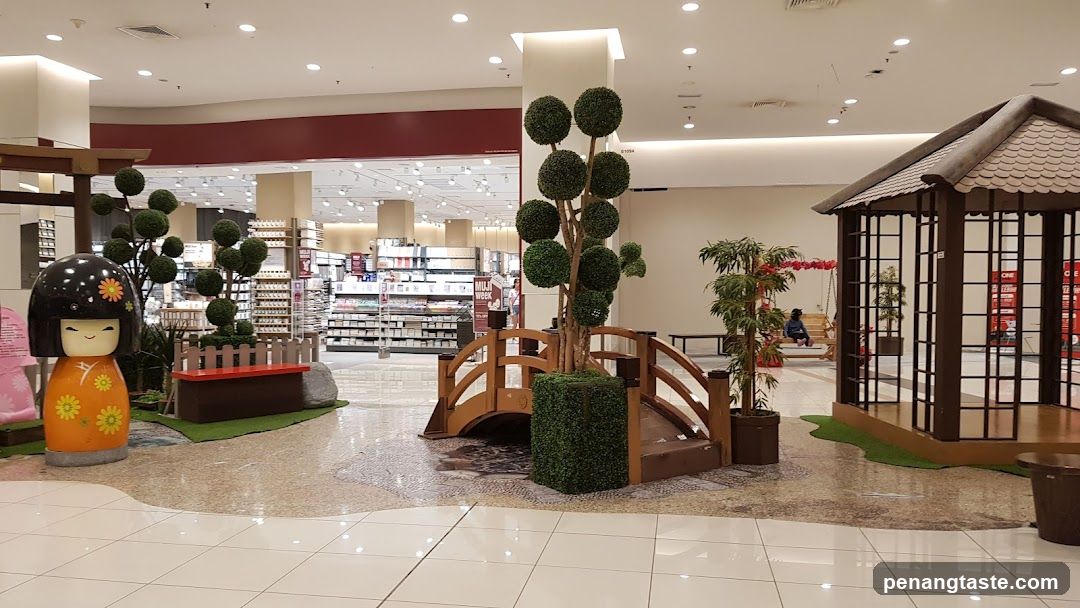 Japanese-themed mall display