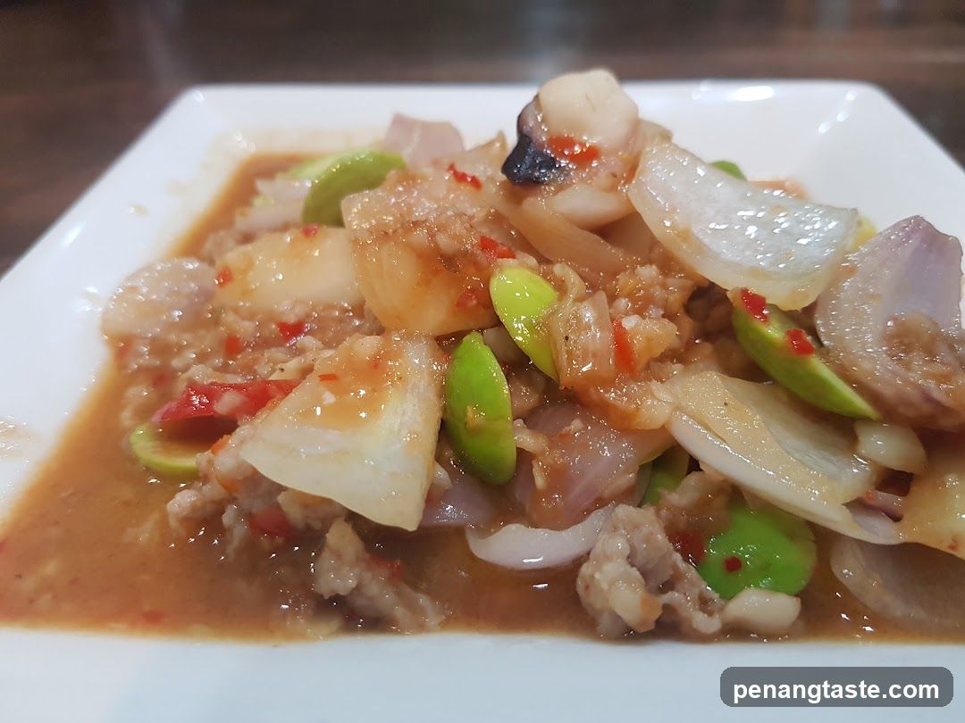 Stir-fried dish with vegetables and meat