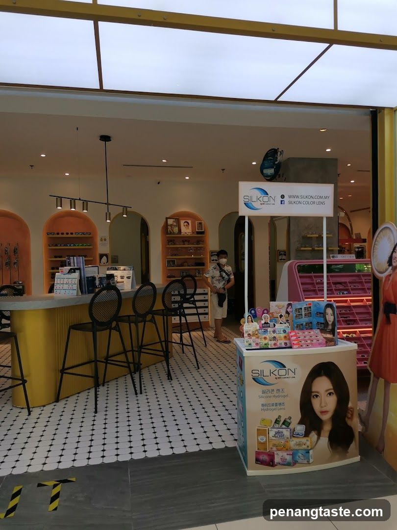 Silkon Color Lens Store Display