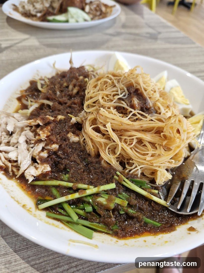 Noodle Dish with Shredded Chicken and Eggs