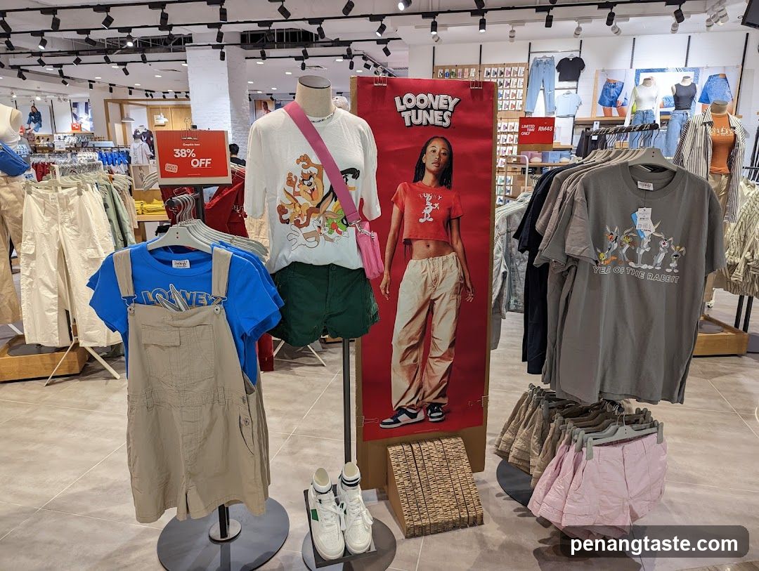 Looney Tunes Apparel Display
