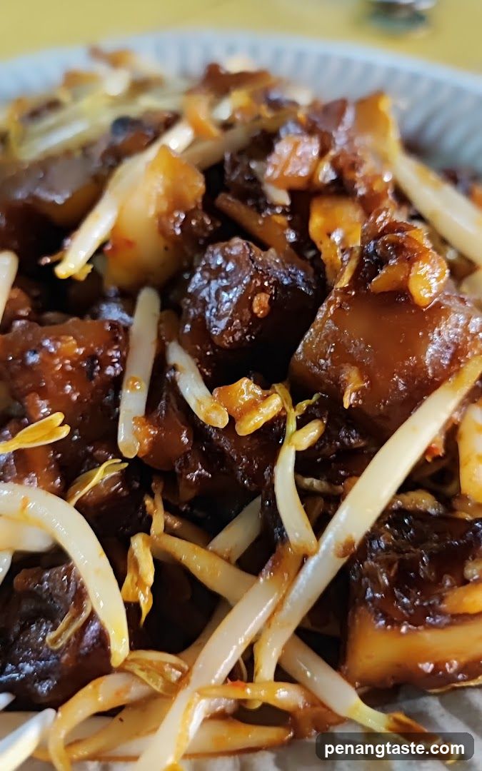 Stir-fried noodles with bean sprouts