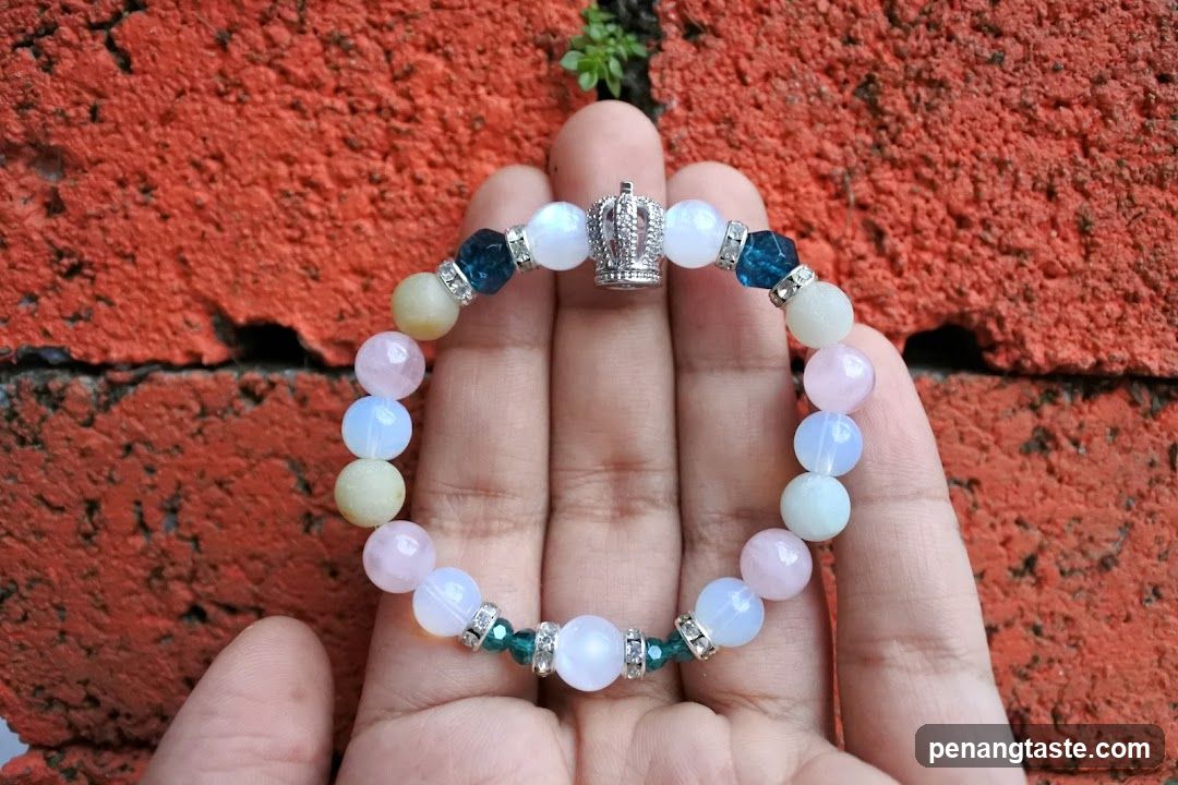Beaded bracelet with crown charm