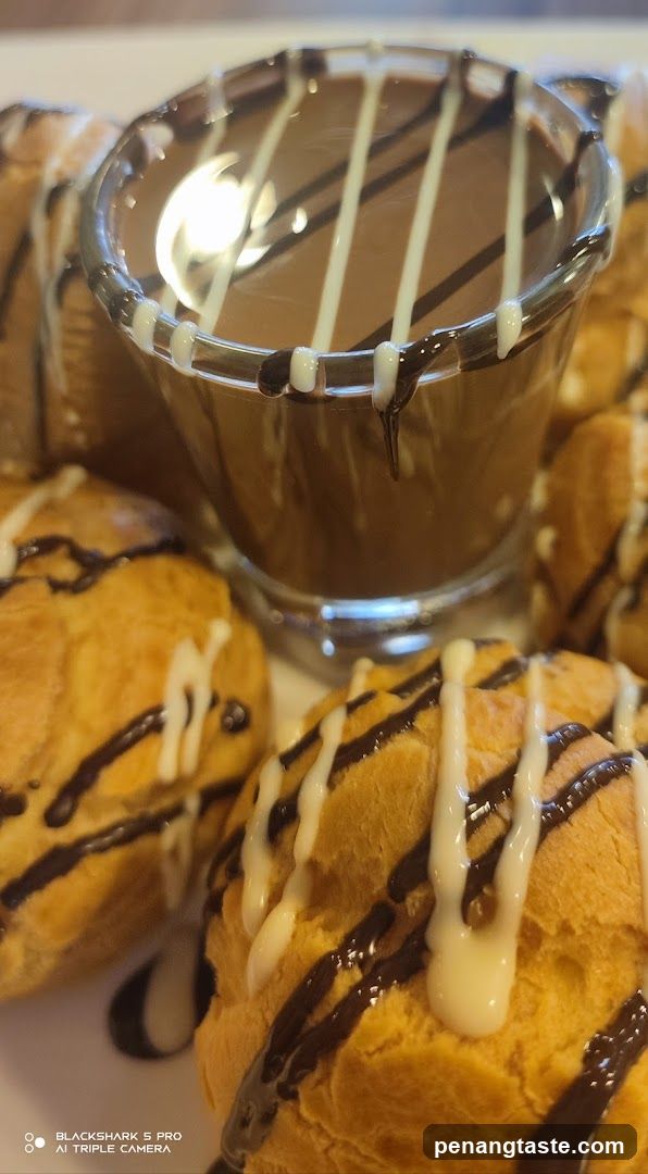 Chocolate Eclairs with Chocolate Dip