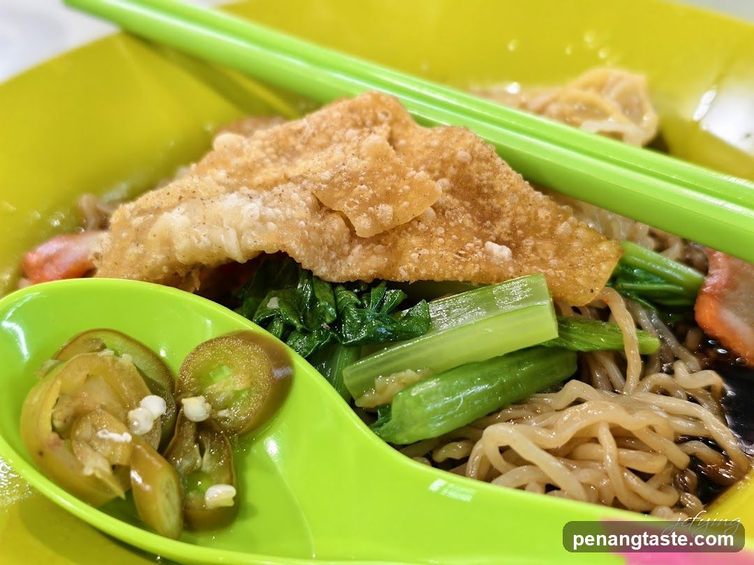 Noodle Dish with Vegetables and Fried Crisp