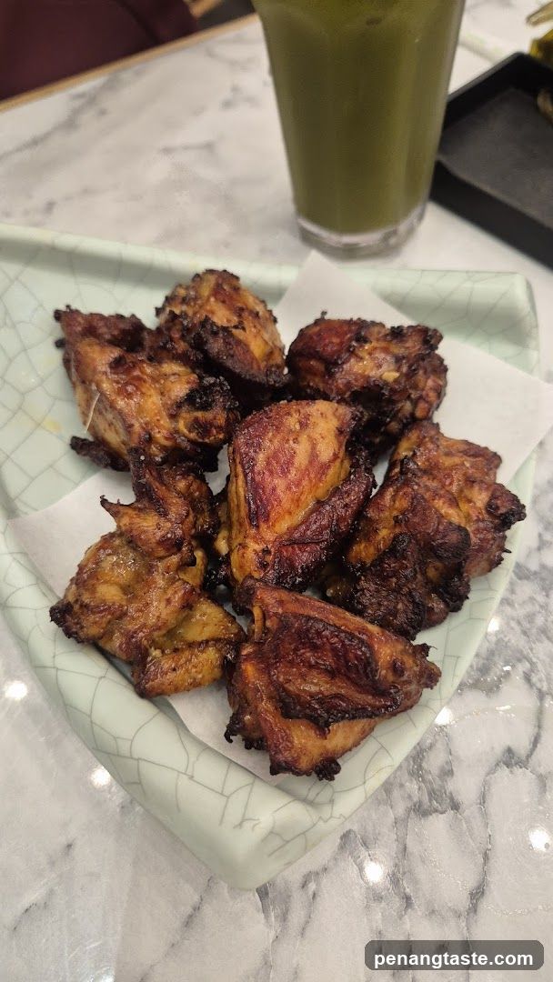 Grilled Chicken Pieces with Green Drink