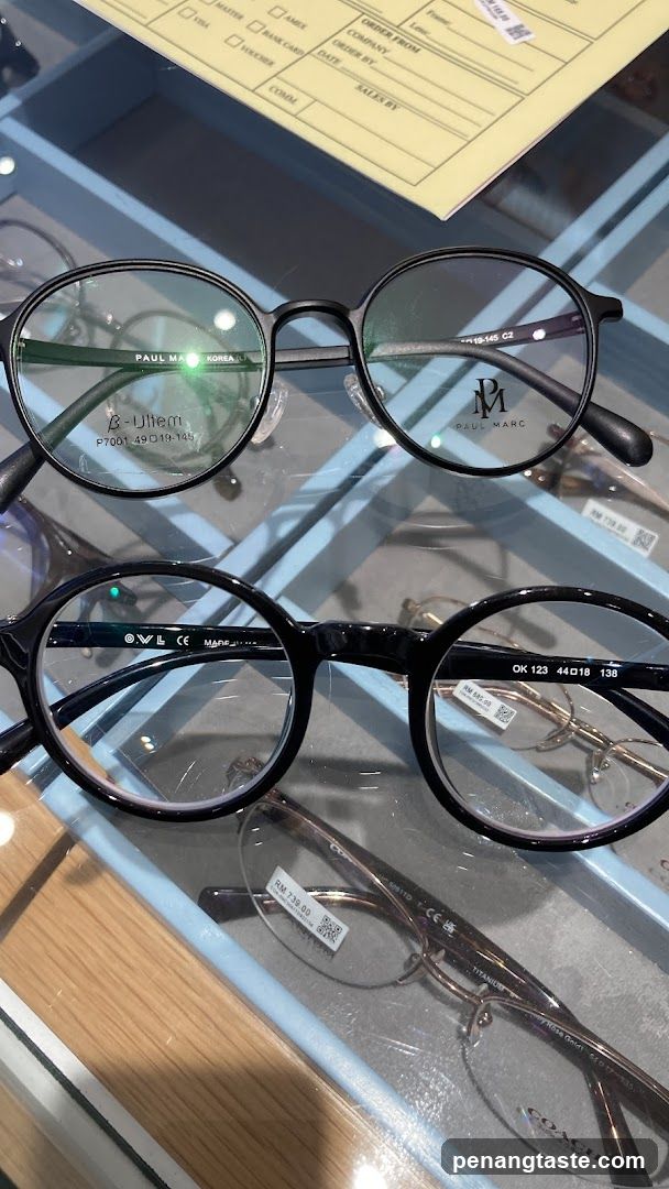Eyewear Display in Store