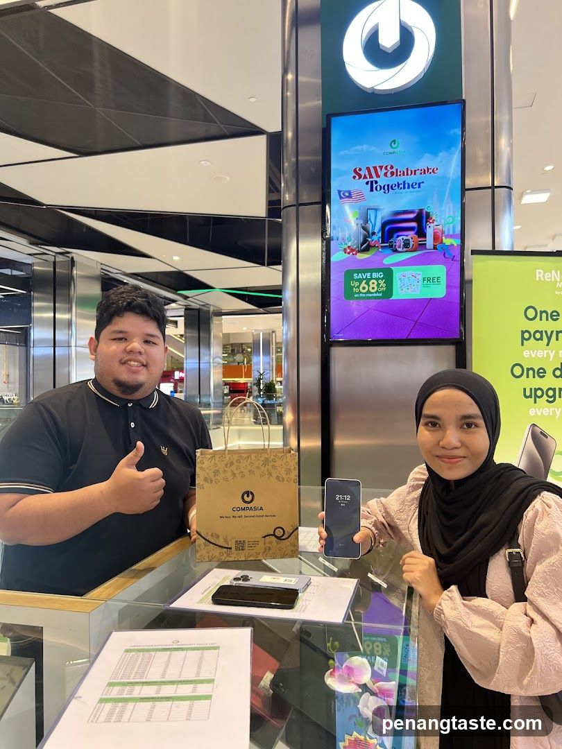 Customer interaction at COMPASIA store counter