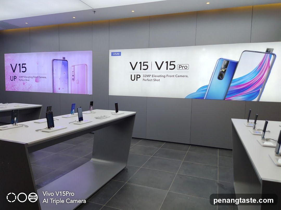 Vivo Phone Display Store Interior