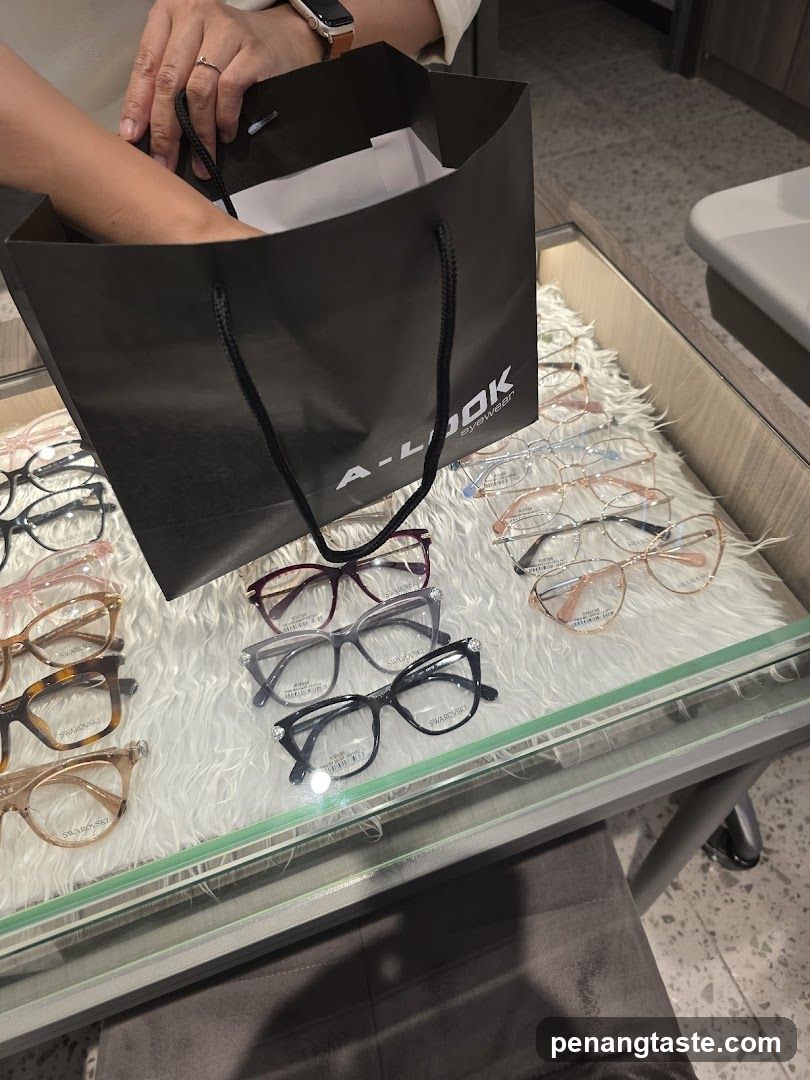 Eyewear Display and Shopping Bag
