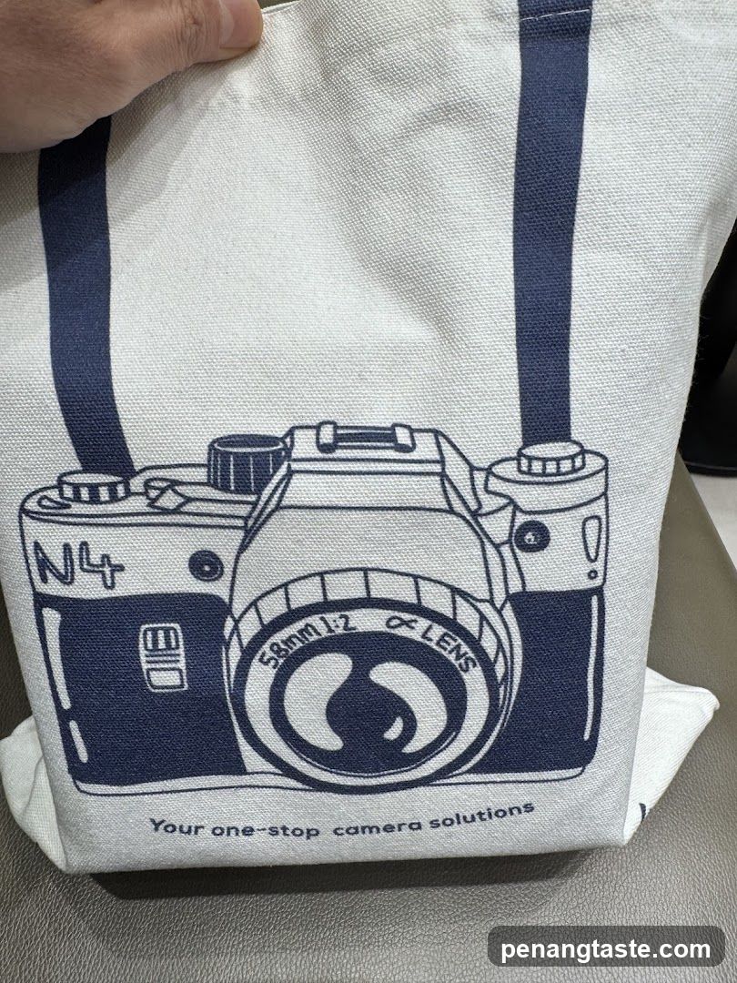 Camera-themed tote bag