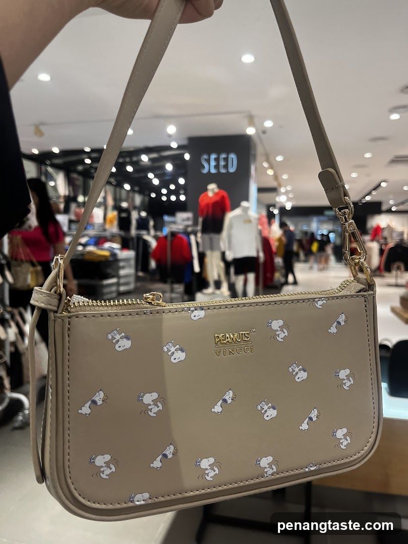 Peanuts Vincgi Bag in Retail Store