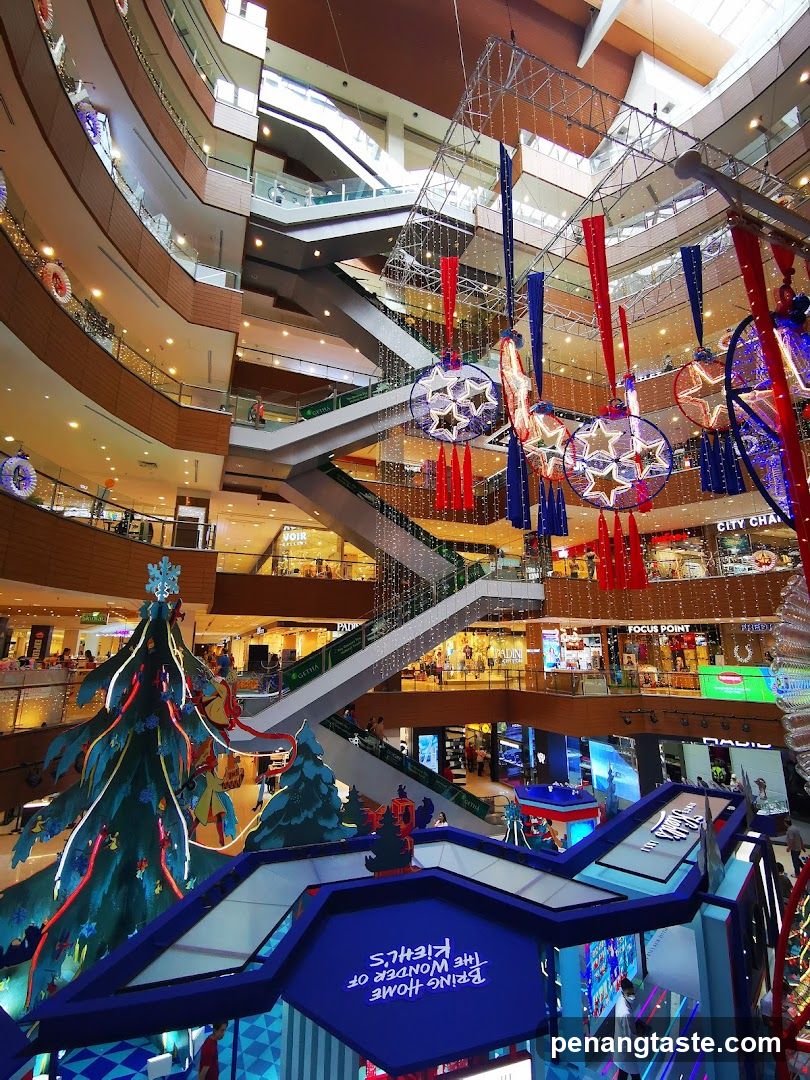 Christmas decorations in a shopping mall