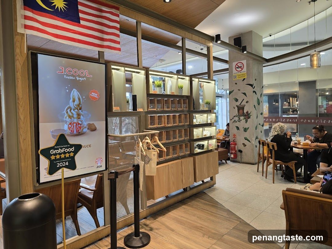 J.COOL Frozen Yogurt Shop Interior
