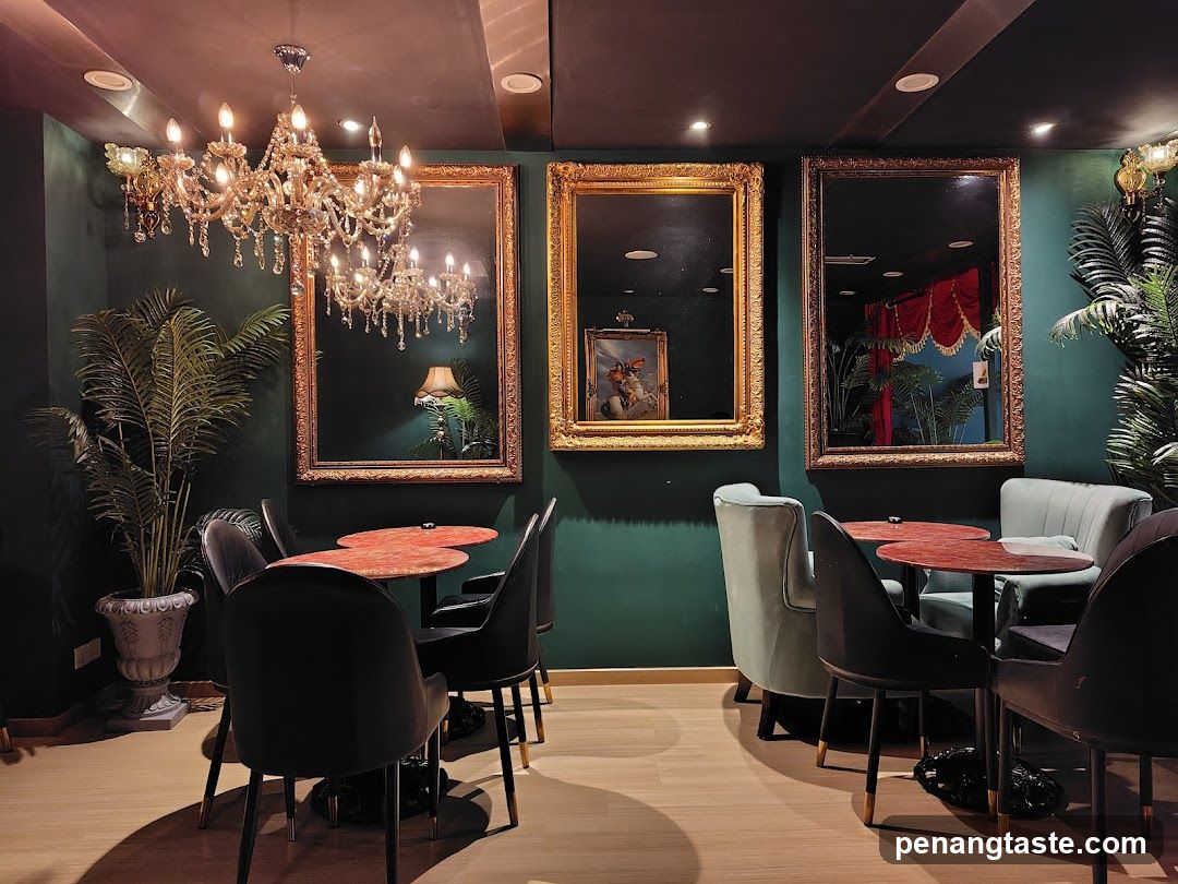 Elegant Seating Area with Chandeliers and Mirrors