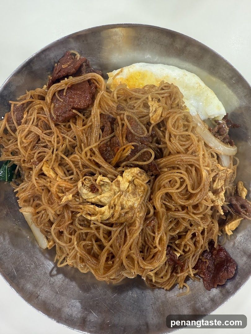 Fried Noodles with Beef and Egg