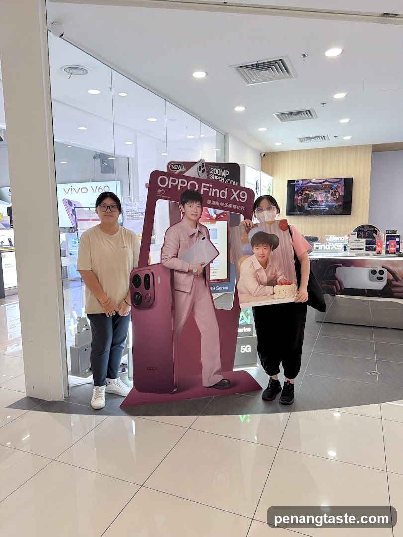 OPPO Find X9 promotional display
