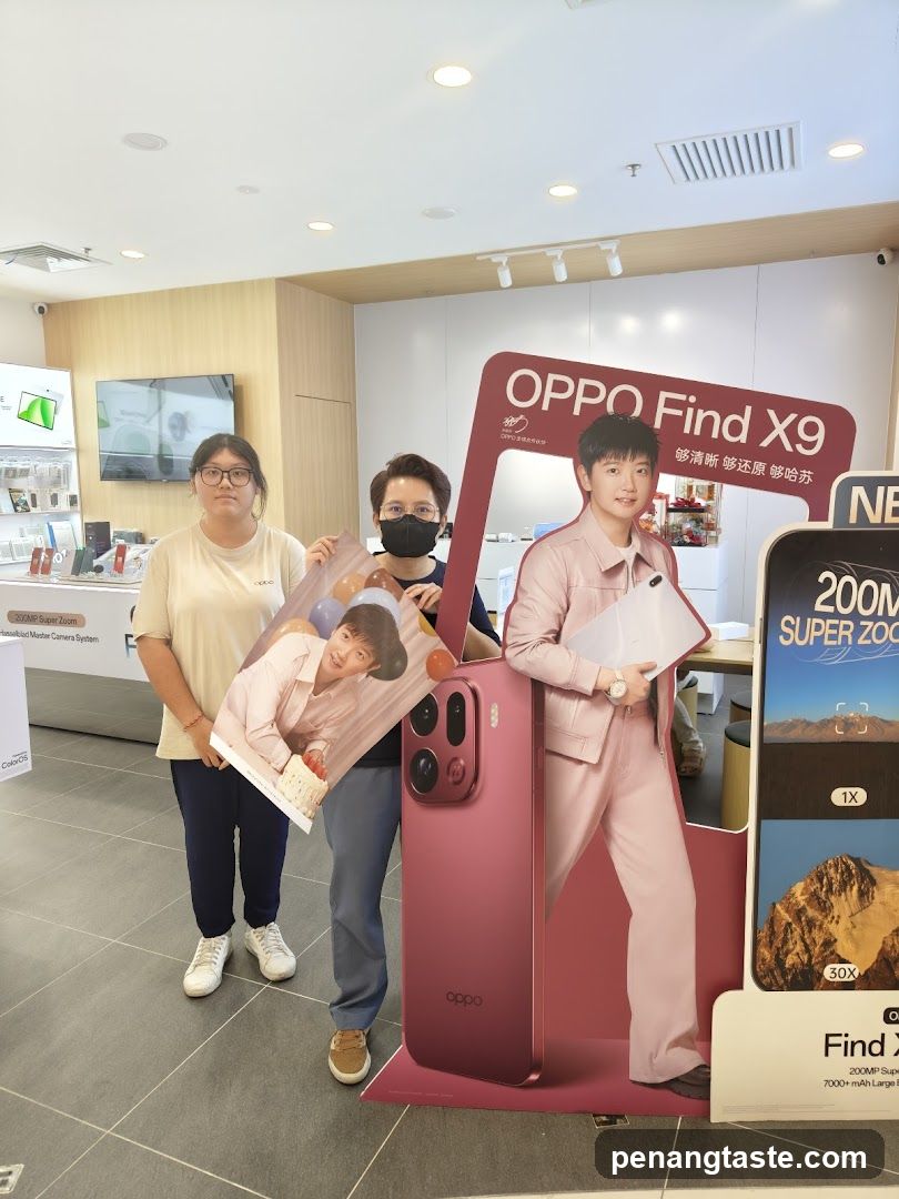 OPPO Find X9 promotional display