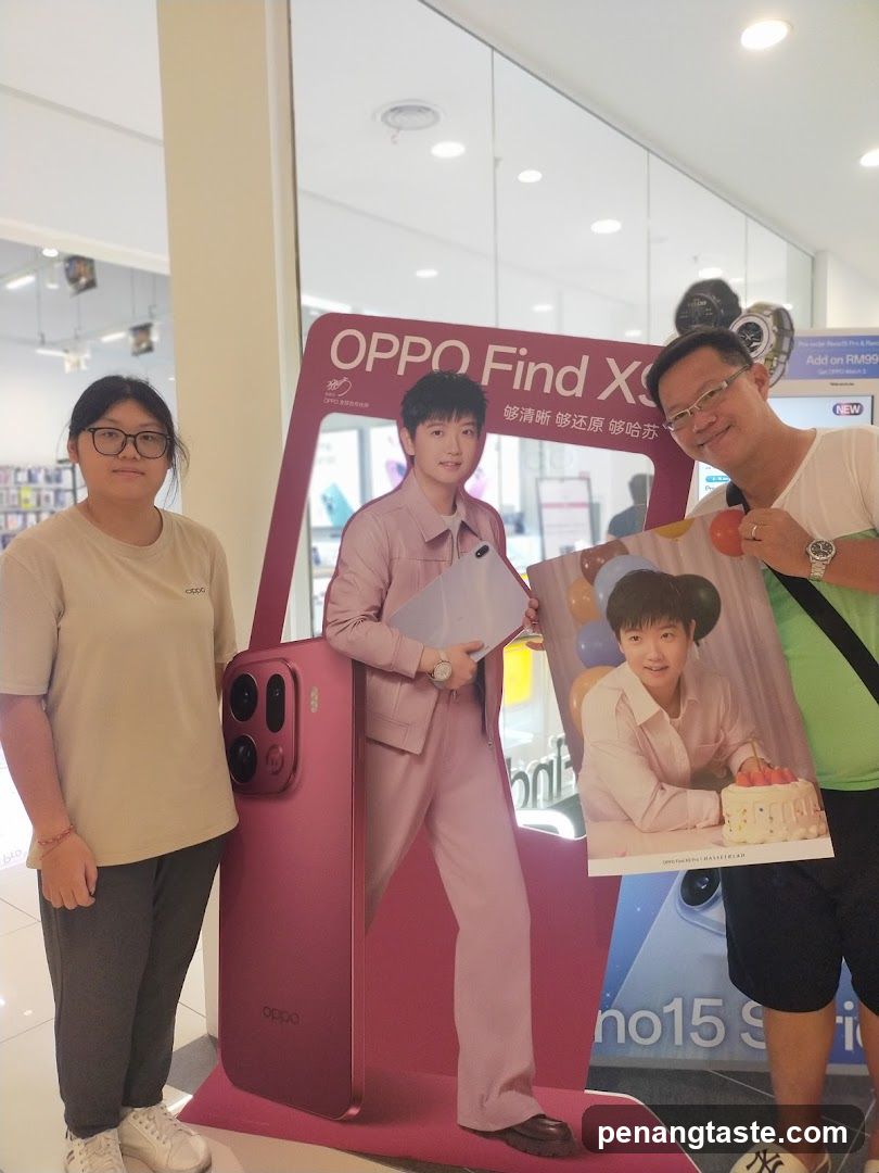 OPPO Find X5 promotional display