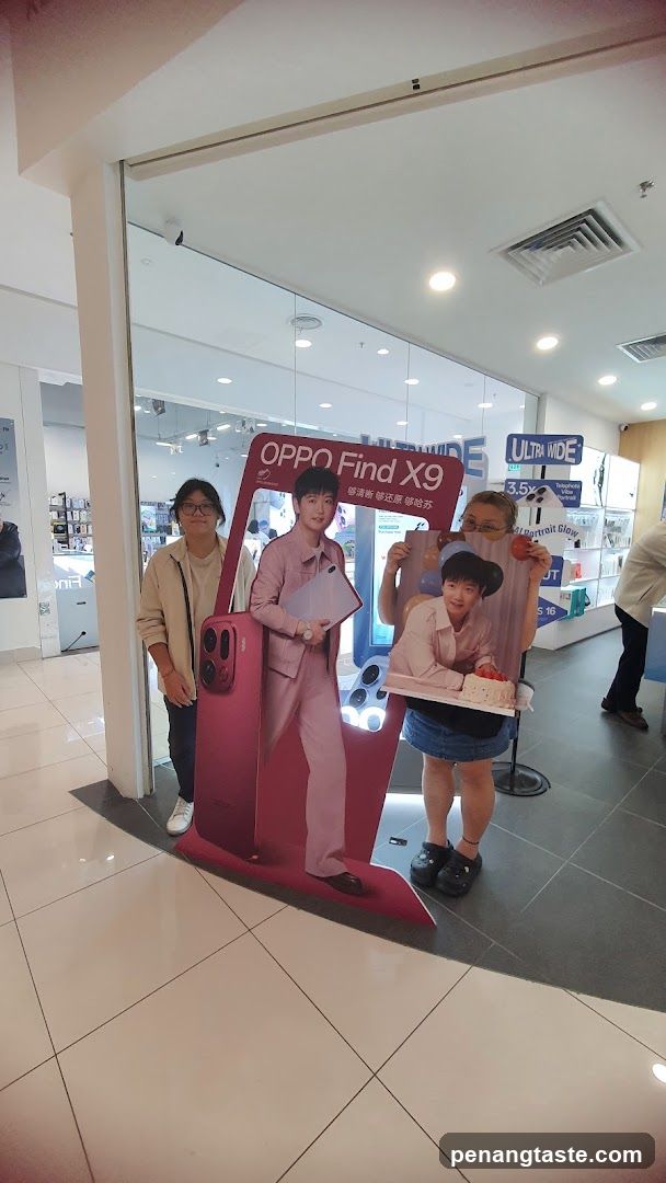 OPPO Find X9 promotional display
