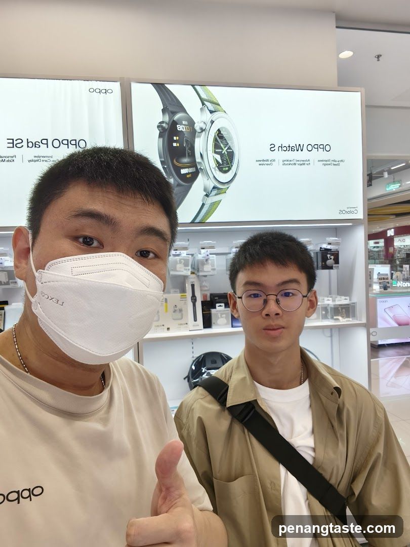 Two individuals in OPPO store