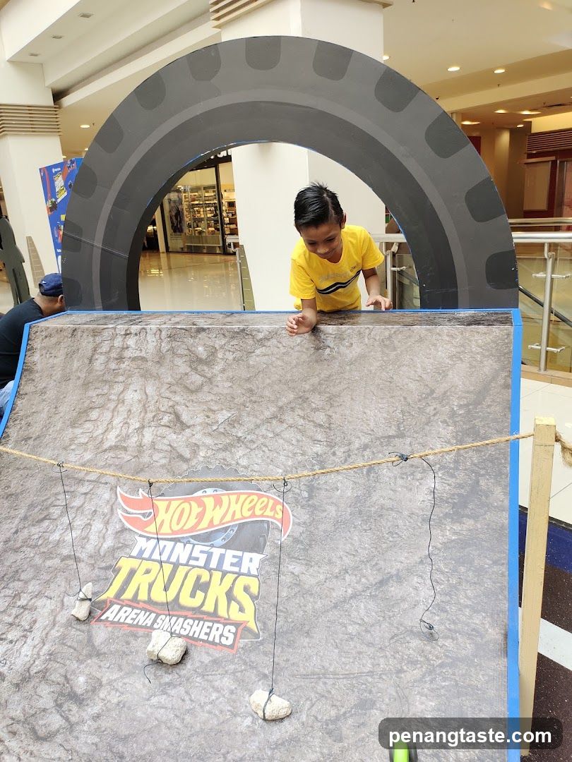 Hot Wheels Monster Trucks Arena Smashers Display