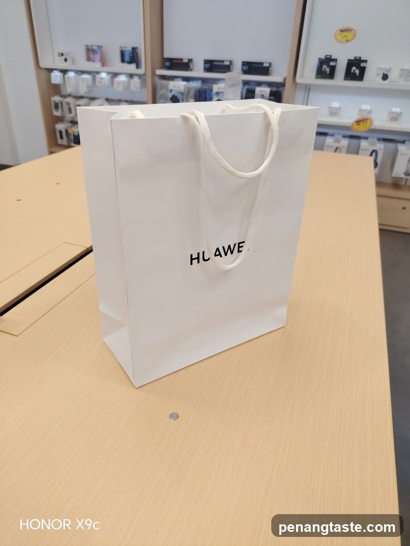 Huawei Shopping Bag in Store