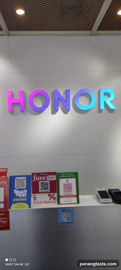 HONOR Store Interior