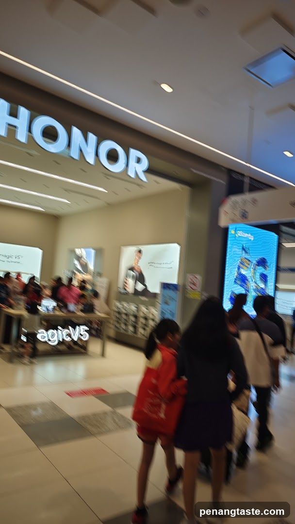 HONOR Storefront Interior