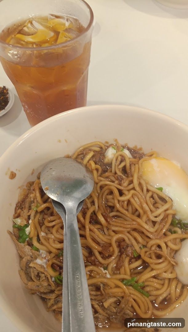 Noodles with Egg and Iced Tea