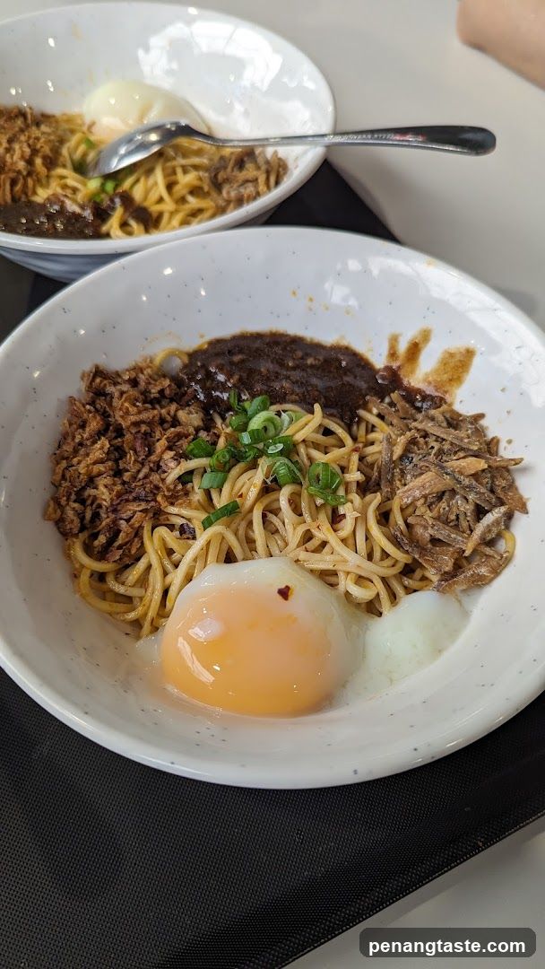 Noodles with egg and toppings
