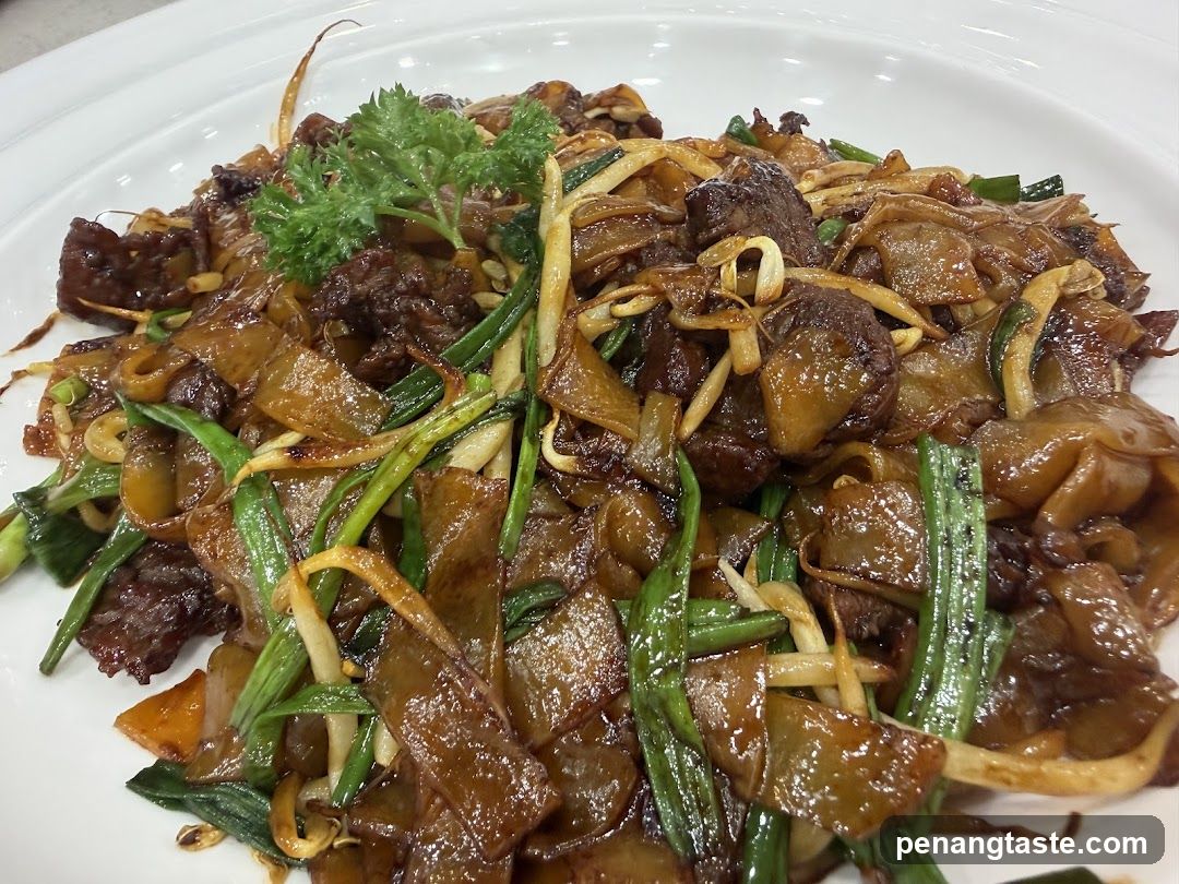 Cantonese-style stir-fried noodles with beef