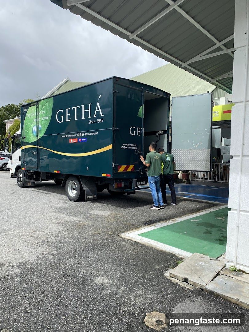 Gethá Delivery Truck Unloading