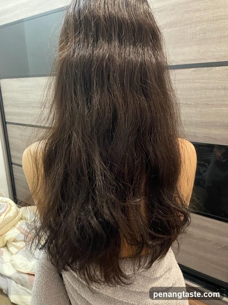 Woman's long, dark, wavy hair