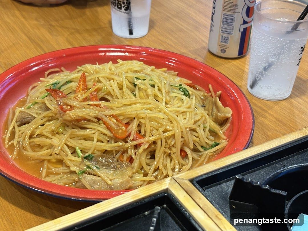 Stir-fried noodles with chili and meat