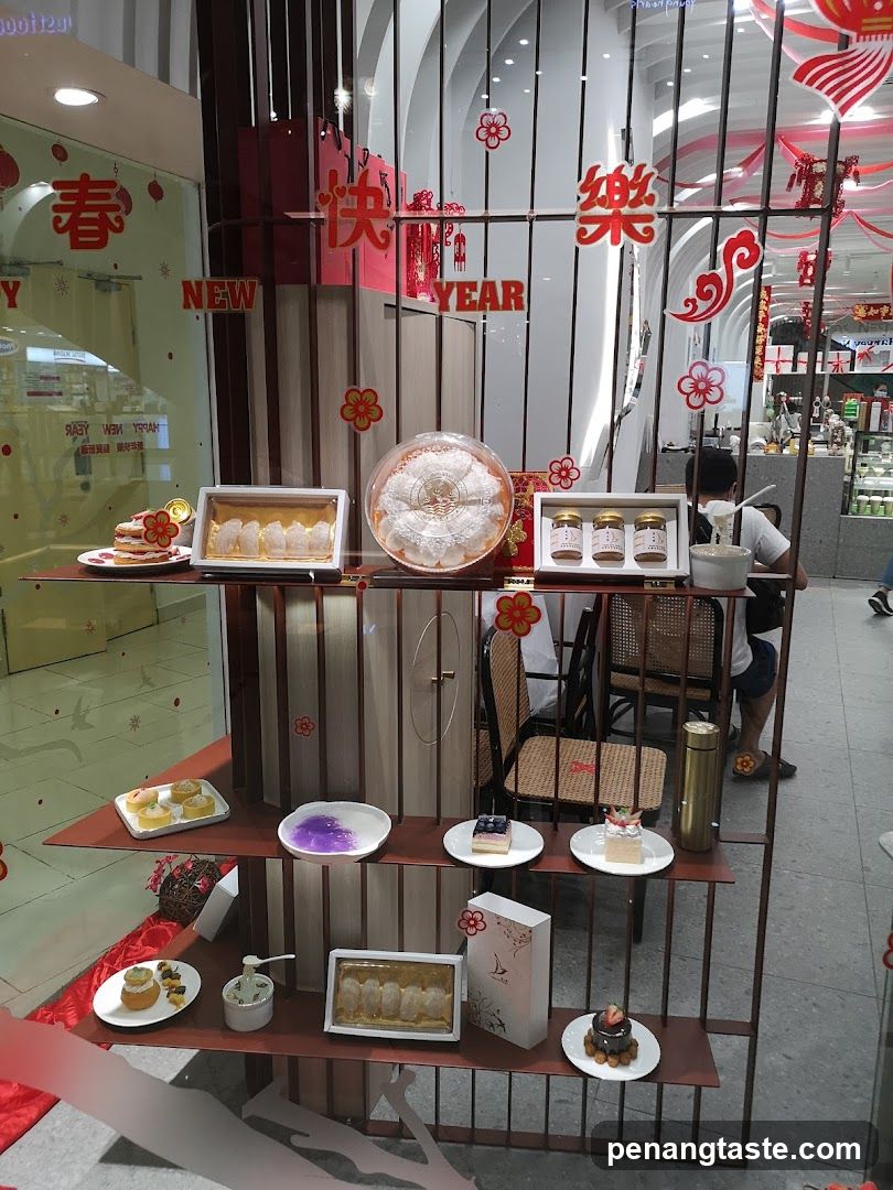 New Year Display with Desserts and Bird's Nest