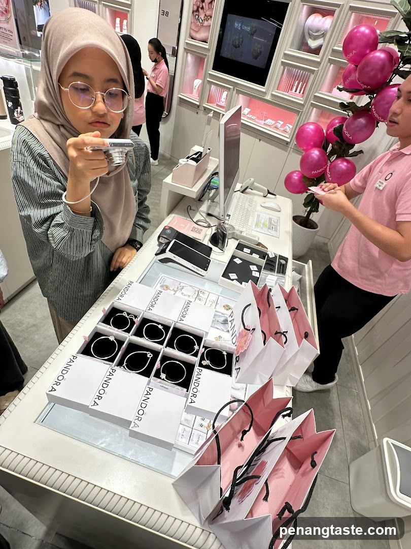 Pandora Store Interior