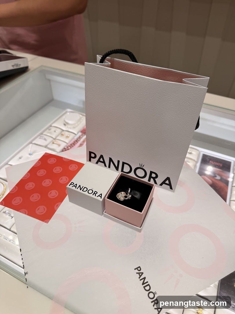 Pandora Store Interior Display