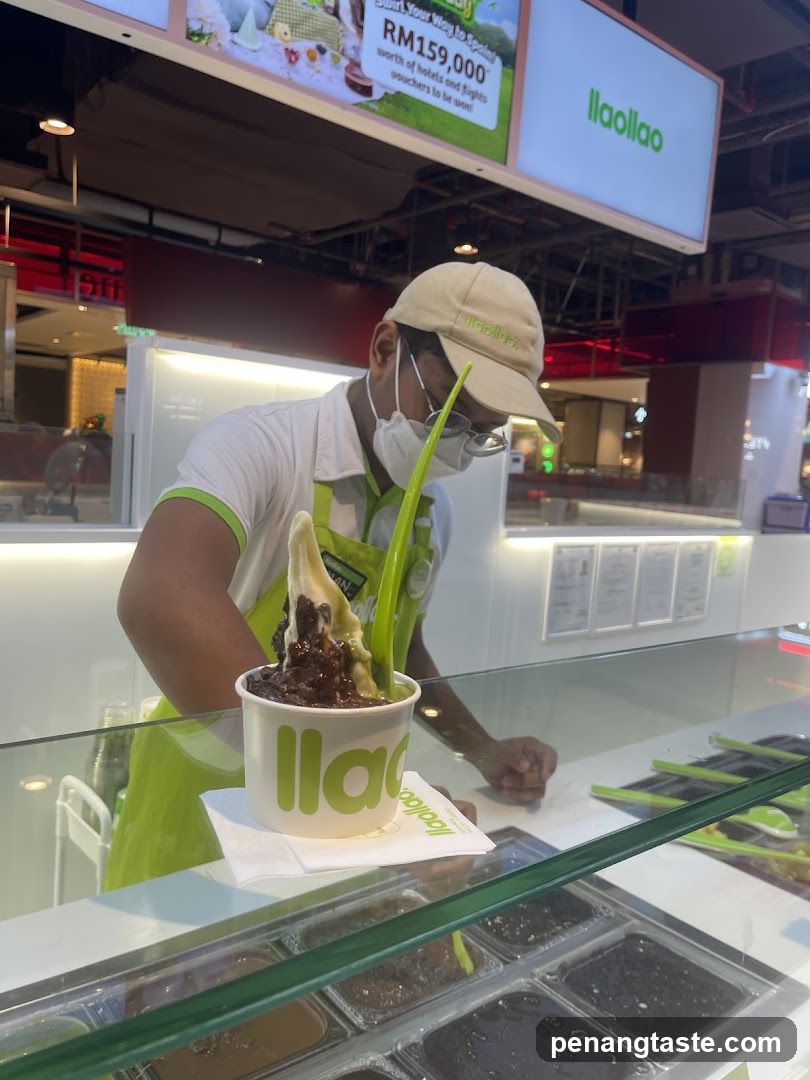 Llaollao staff preparing dessert