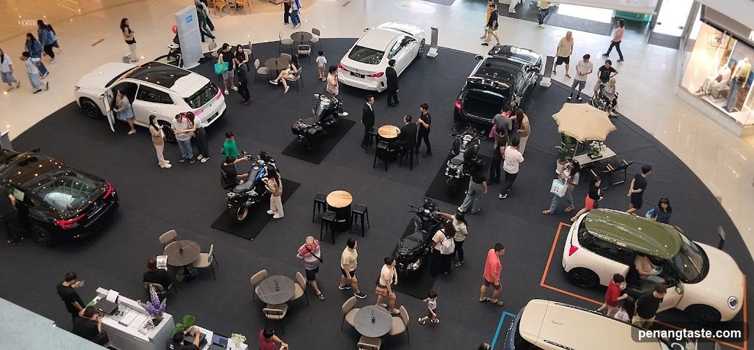 Shopping Mall Car Showroom