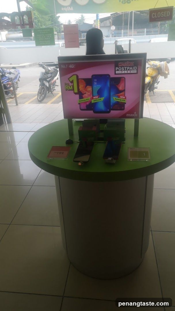 Maxis Store Interior Display