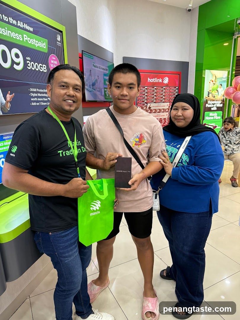Inside Maxis Store