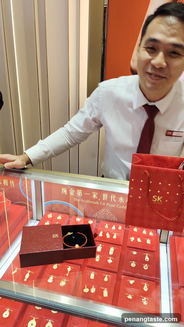 Gold Jewelry Display Counter
