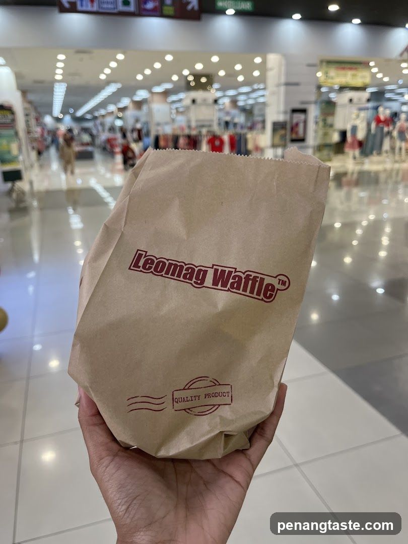 Hand holding Leomag Waffle bag in shopping mall