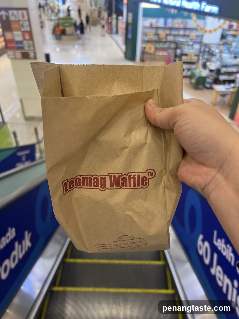 Hand holding Leomag Waffle bag in shopping mall