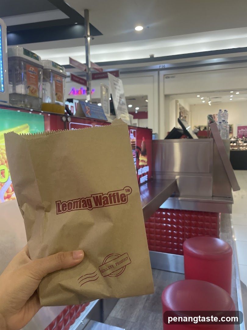 Leonmag Waffle product bag held in hand
