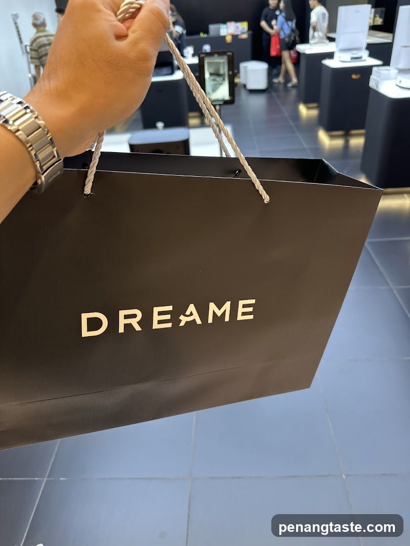 Hand holding DREAME shopping bag