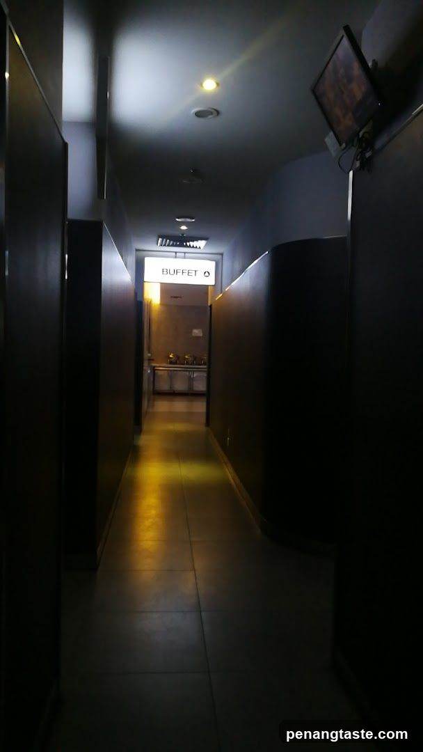 Hallway leading to buffet area