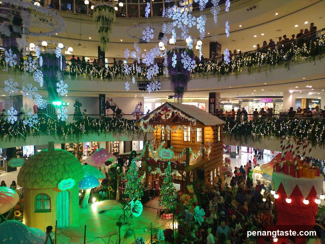 Shopping Mall Interior Holiday Decor